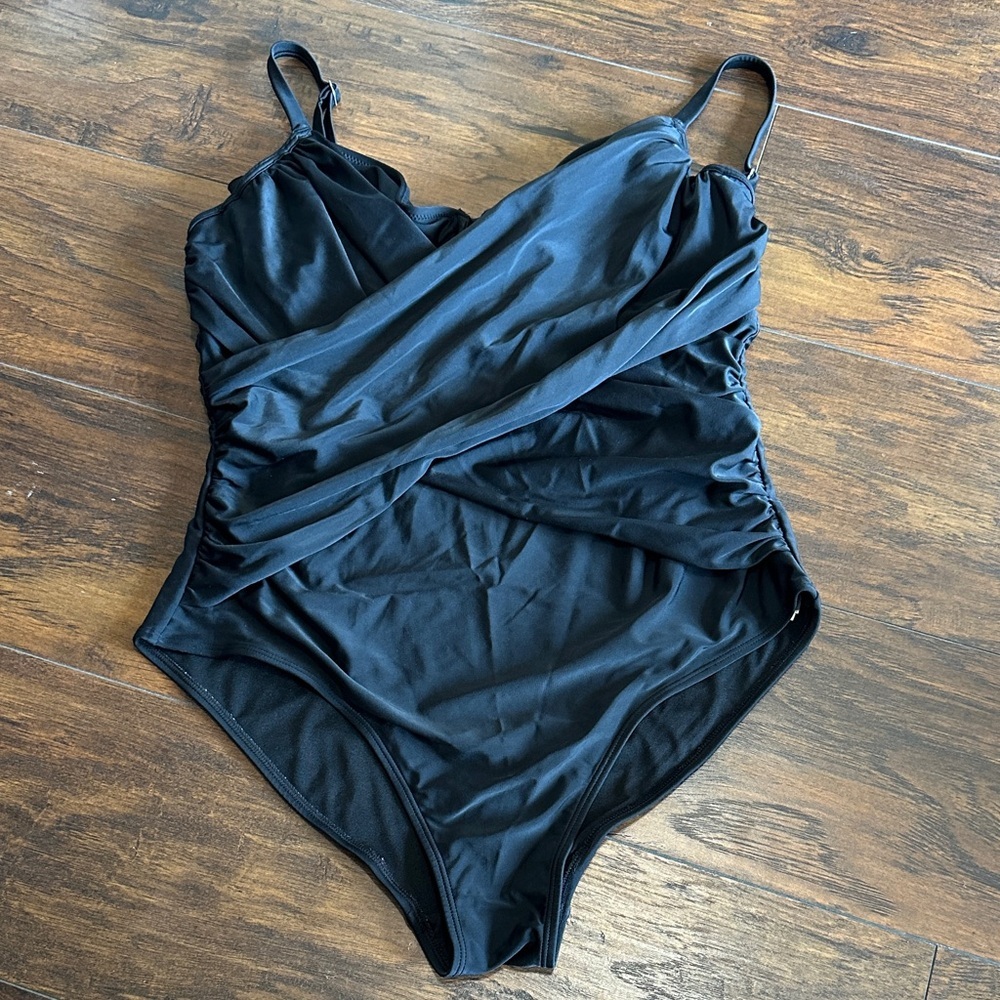 Black Old Navy Slimming Wired Padded Bra Full Coverage 1 Piece Ruched Swimsuit